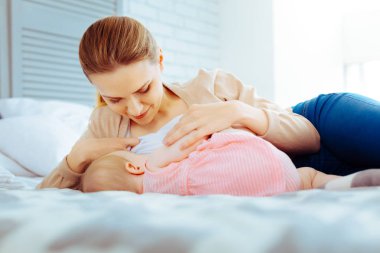 Bebeğini hemşirelik özenli kadın kişi