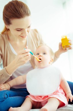 Mutlu anne kızıyla birlikte vakit