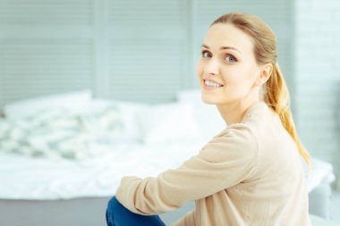 Kameraya bakarak çekici genç kadın