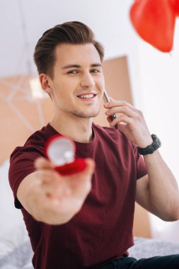 Mutlu çocuk gösteren alyans