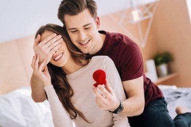 Esmer yakışıklı sürpriz yapma