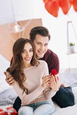 Doğruca kameraya bakıyor gençler