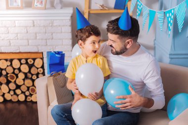 Neşeli çocuk gün baba ile harcama