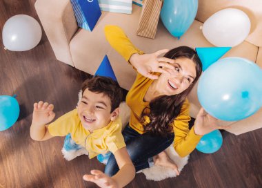 Neşeli çocuk balon yakalamaya çalışıyordu