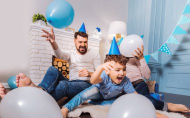 Komik çocuk ailesiyle birlikte oynarken