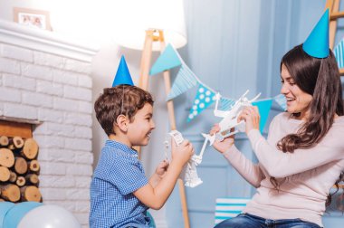 Oğlu ile oynarken çekici esmer kadın