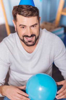 Çekici esmer erkek onun Doğum günü kutluyor