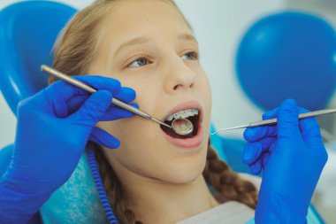 Ağız tutmak açtı genç hasta portresi