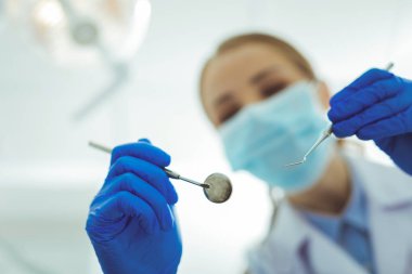 Bu holding enstrüman eller yakın çekim