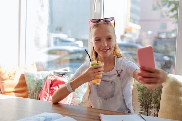 Μοντέρνο έφηβο χαμογελώντας ενώ κάνοντας selfie — Φωτογραφία Αρχείου