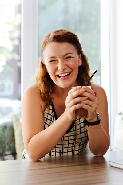 Mujer madura feliz riendo mientras se comunica con el marido — Foto de Stock