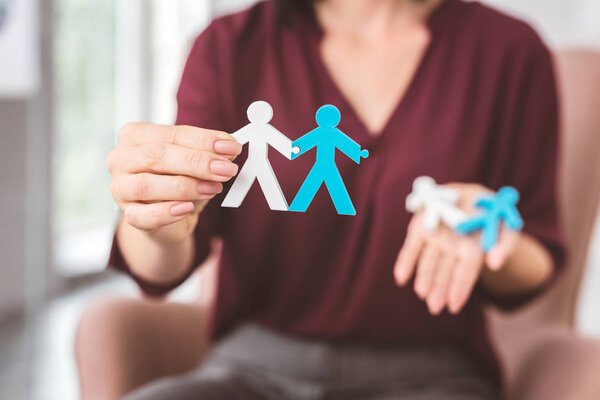 Два палочника держатся за руки и подают пример хороших отношений
