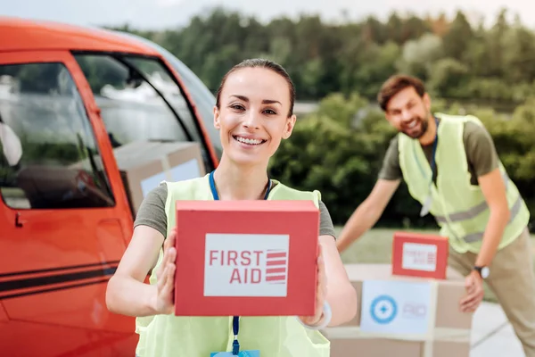 Gioia due volontari assicurando aiuto — Foto Stock