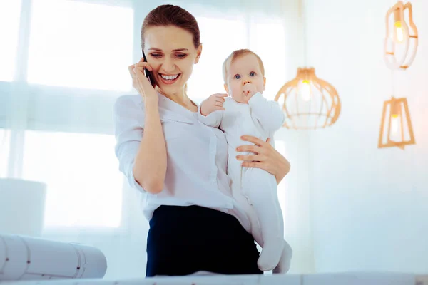Positive delighted mommy working at home — Stock Photo, Image