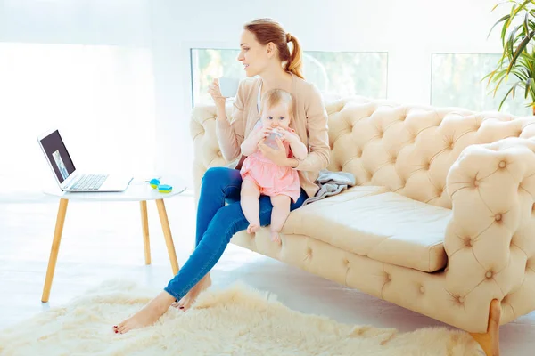 Rahat kadın kişi sabah çay içme