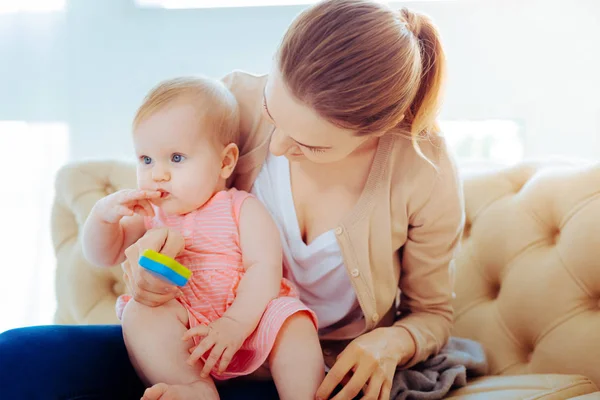 Attentif femme personne jouant avec sa fille — Photo