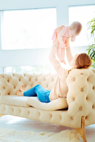 Donna rilassata sdraiata sul divano — Foto Stock