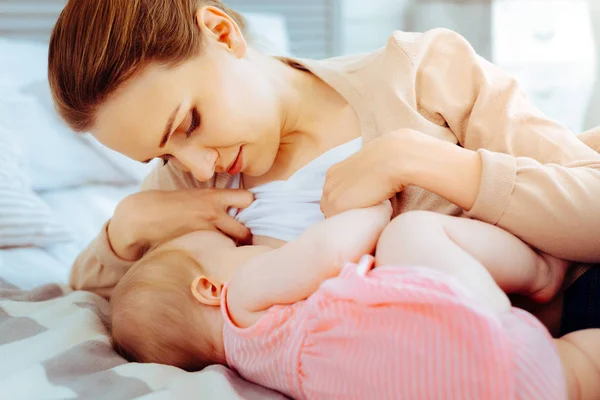 Portrét půvabné mamince že dává prsa její dítě — Stock fotografie