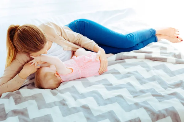 Konzentrierte Frau stillt ihr Baby — Stockfoto