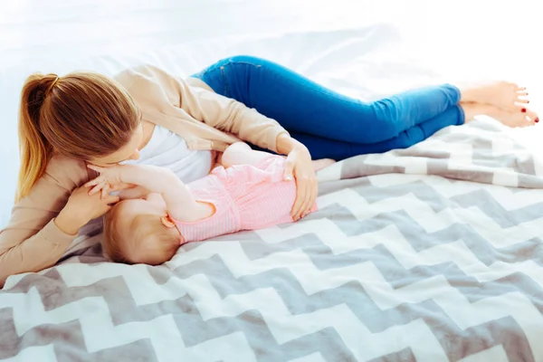 Donna concentrata che allatta il suo bambino — Foto Stock