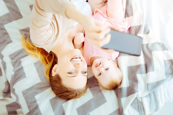 Vista dall'alto di donne deliziate che posano sulla macchina fotografica — Foto Stock