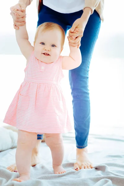 Kameraya bakarak mutlu bebek kız — Stok fotoğraf