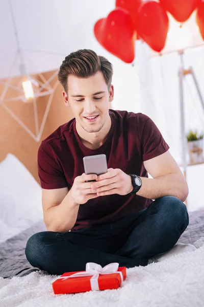 Joven mensaje de mecanografía alegre — Foto de Stock