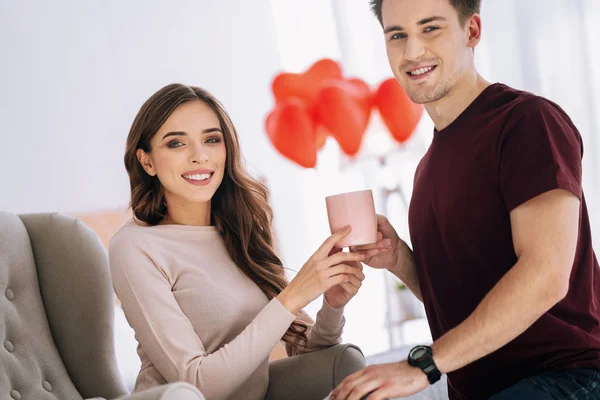 Jóvenes felices pasando el fin de semana juntos — Foto de Stock