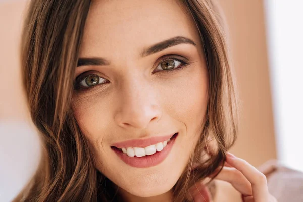 Retrato de chica encantada que muestra su felicidad —  Fotos de Stock