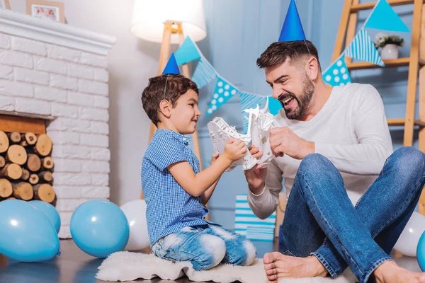 Alegre chico pasando tiempo con su papá —  Fotos de Stock