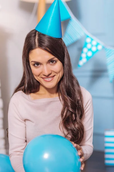 Bastante morena de pelo largo manteniendo sonrisa en la cara —  Fotos de Stock