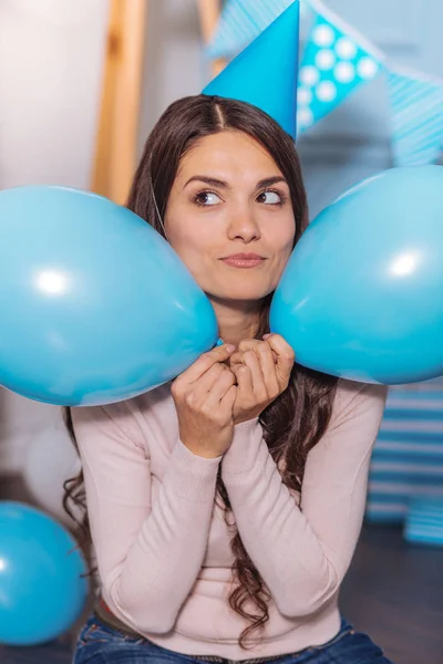 Радостная брюнетка с воздушными шарами. — стоковое фото