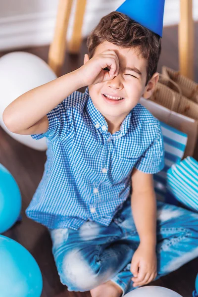 Neşeli çocuk kameraya poz — Stok fotoğraf