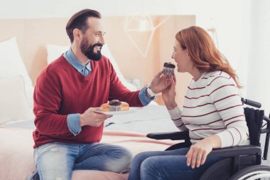 Lezzetli bir pasta yeme ve mutlu hissediyorum Engelli Kadın