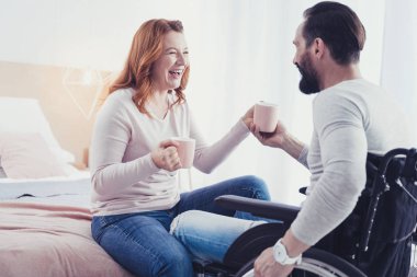 Duygusal kadın Engelli sevgilisi ile çay yudumlarken gülüyor
