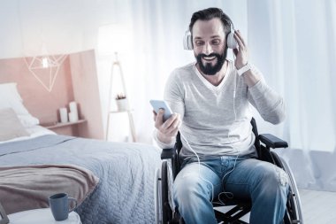 Onun telefon ekranında görünen mutlu adam