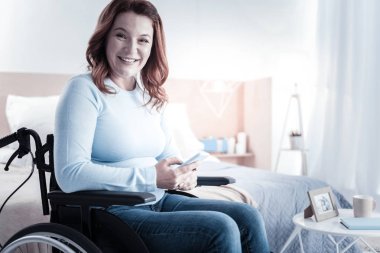 Neşeli esmer doğruca kameraya bakıyor