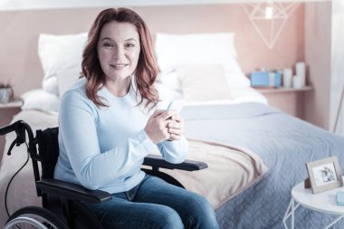 Mutlu erkek portresi onun smartphone kullanarak