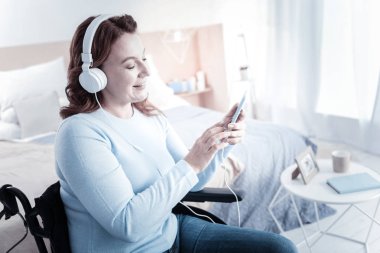 Olumlu memnun kadın müzik dinleme
