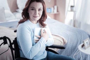 Onu kucaklayan kitap tür kadın portresi