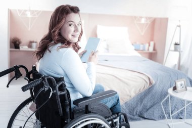 Tekerlekli sandalye üzerinde oturan memnun kadın kişi