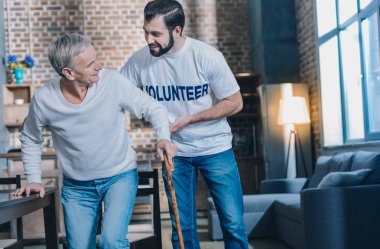 Nazik neşeli adam yaşlı bir adam yardım