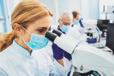 O kullanarak laboratuar asistanı yakın çekim mikroskop