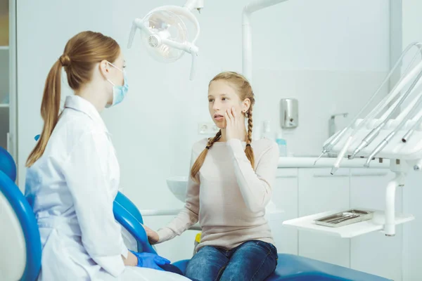 Menina preocupada com dor de dente ruim — Fotografia de Stock