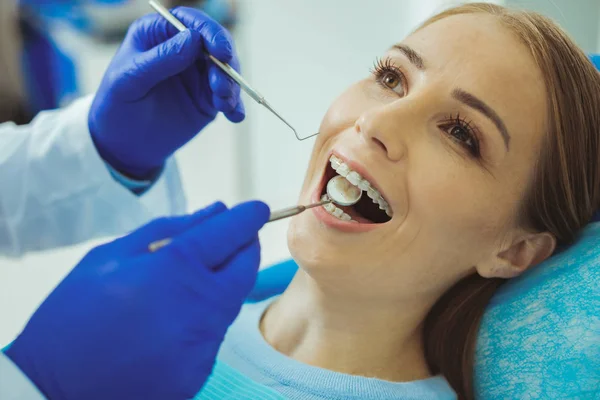 Primer plano de las manos masculinas que comprueban los dientes —  Fotos de Stock