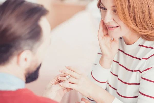 Mujer joven que se siente impresionada mientras recibe un anillo de compromiso —  Fotos de Stock