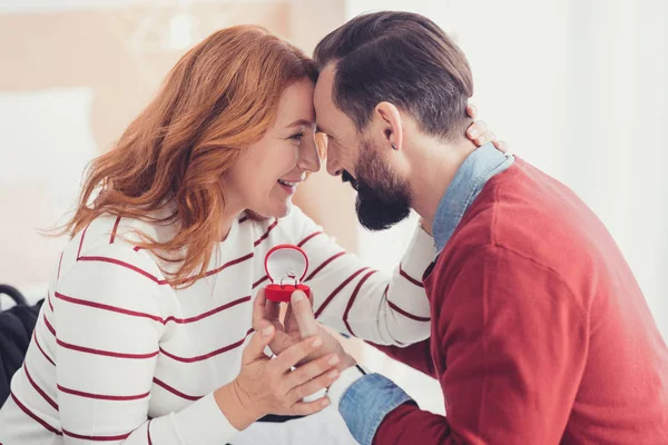 Emocionální žena cítí šťastný po její milovaný muž předkládání návrhu — Stock fotografie