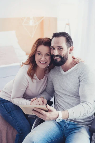 Liebendes Paar, das sich umarmt und glücklich fühlt — Stockfoto