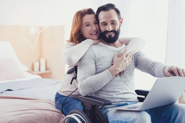Emocionální pár usmívající se a snít o životě v domě, pohodlné — Stock fotografie