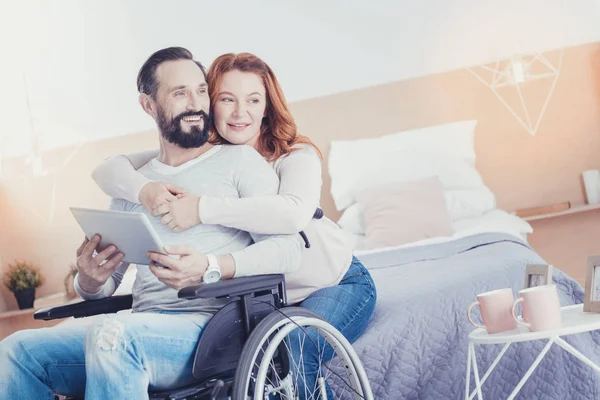 Engelli kocası sarılma ve mutlu hissediyorum tür karısı